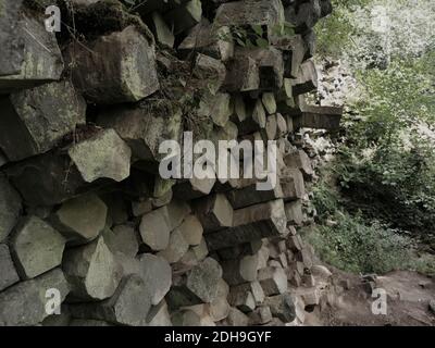 Basaltprismenwand am Gangolfsberg besteht aus gestapelten Basaltsäulen mit einem Durchmesser von 30 bis 40 cm, Oberelsbach, Landkreis Rhön-Grabfeld, Bayern Stockfoto