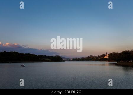 Schönes Abendfoto von Dalat bei Sonnenuntergang, Vietnam. Provinz Lam Dong. Stockfoto