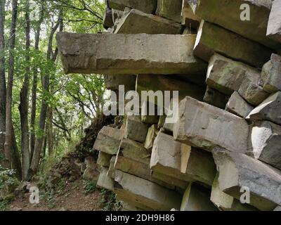 Basaltprismenwand am Gangolfsberg besteht aus gestapelten Basaltsäulen mit einem Durchmesser von 30 bis 40 cm, Oberelsbach, Landkreis Rhön-Grabfeld, Bayern Stockfoto