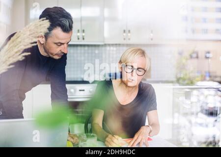 Mann und Frau in der Küche arbeiten zu Hause Stockfoto