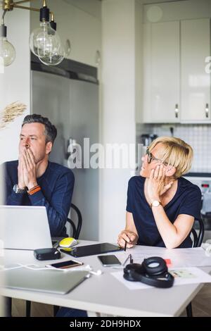 Mann und Frau denken und lösen Probleme arbeiten zu Hause Stockfoto