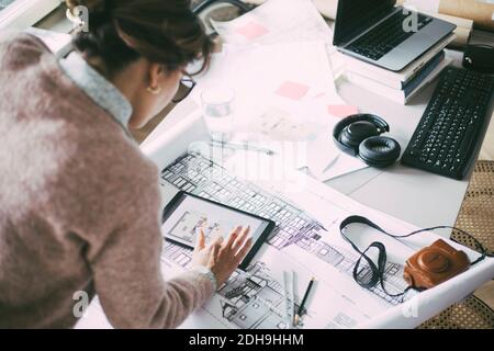 Luftaufnahme der weiblichen Architektin im Büro zu Hause suchen Am Tablet Stockfoto