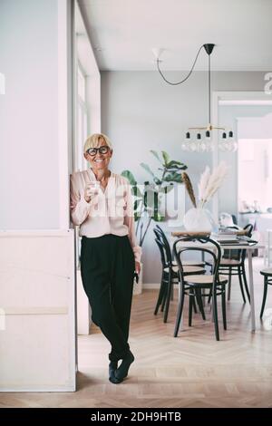 Porträt einer Frau, die zu Hause eine Kaffeetasse hält Stockfoto