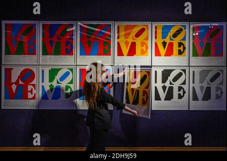 London, Großbritannien. Dezember 2020. The Book of Love von Robert Indiana, est £60-80,000 bei der Vorschau von Bonhams' Prints & Multiples Sale. Der Verkauf findet am 15. Dezember statt. Kredit: Guy Bell/Alamy Live Nachrichten Stockfoto