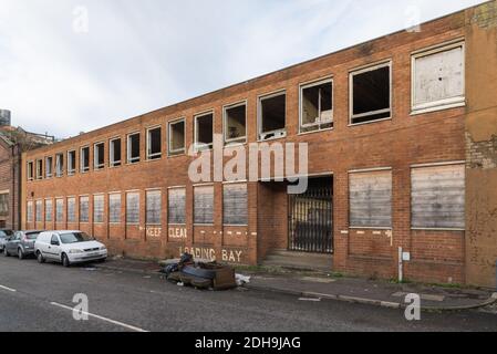 Verfallenere Fabriken und fliegenkippter Müll Linie Abberley Street in Cape Hill, Smethwick, West Midlands, Großbritannien Stockfoto