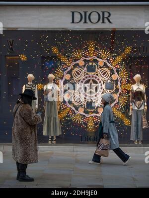 Bond Street, London, Großbritannien. 10 Dezember 2020. Trotz eines kalten und grauen Tages, Weihnachtseinkäufer und festliche Fenster in der Bond Street mit nur 15 Tagen bis Weihnachten. Quelle: Malcolm Park/Alamy Live News. Stockfoto