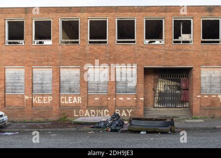 Verfallenere Fabriken und fliegenkippter Müll Linie Abberley Street in Cape Hill, Smethwick, West Midlands, Großbritannien Stockfoto