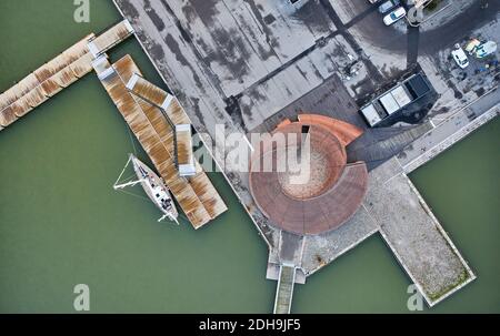 Helsinki, Finnland - 24. November 2020: Luftaufnahme des Pavillons der Helsinki Biennale am Pier von Lübeck. Moderne nordische Holzarchitektur. Stockfoto