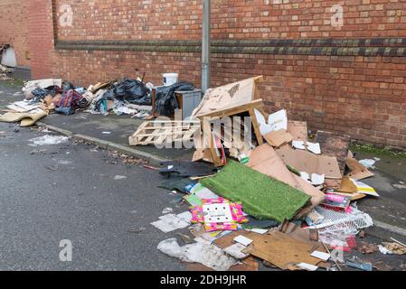 Verfallenere Fabriken und fliegenkippter Müll Linie Abberley Street in Cape Hill, Smethwick, West Midlands, Großbritannien Stockfoto