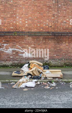 Verfallenere Fabriken und fliegenkippter Müll Linie Abberley Street in Cape Hill, Smethwick, West Midlands, Großbritannien Stockfoto