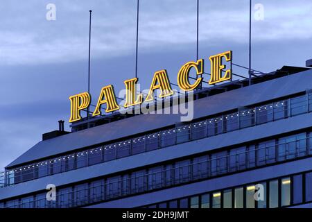 Helsinki, Finnland - 24. November 2020: Schild Palace Hotel auf dem Dach des Hotelgebäudes im Zentrum von Helsinki. Stockfoto