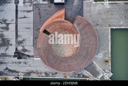 Helsinki, Finnland - 24. November 2020: Luftaufnahme des Pavillons der Helsinki Biennale am Pier von Lübeck. Moderne nordische Holzarchitektur. Stockfoto