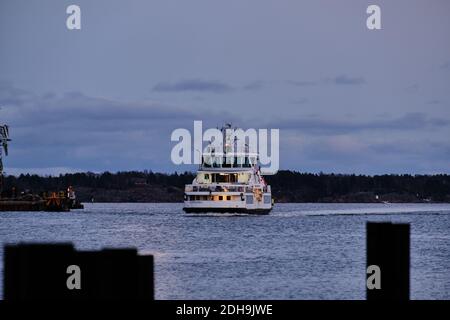 Helsinki, Finnland - 24. November 2020: Die Suomenlinna-Fähre kommt in Helsinki an. Stockfoto