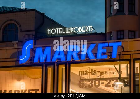 Helsinki, Finnland - 24. November 2020: S-Market-Schild und Hotel La Roberts-Schild in der Altstadt von Helsinki. S-Market ist eine finnische Kette von Supe Stockfoto