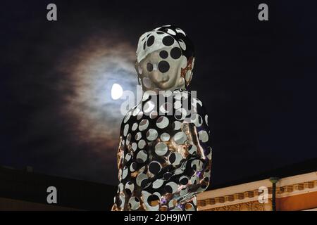 Helsinki, Finnland - 24. November 2020: Nächtliches Stadtbild in einer modernen europäischen Stadt mit dem Mond durch die Wolken. Stockfoto