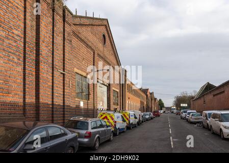 Verfallenere Fabriken und fliegenkippter Müll Linie Abberley Street in Cape Hill, Smethwick, West Midlands, Großbritannien Stockfoto