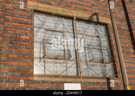 Verfallenere Fabriken und fliegenkippter Müll Linie Abberley Street in Cape Hill, Smethwick, West Midlands, Großbritannien Stockfoto