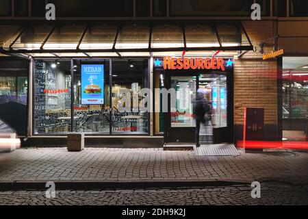 Helsinki, Finnland - 24. November 2020: Der Eingang des Hesburger Restaurants. Hesburger ist eine finnische Fast-Food-Kette. Stockfoto