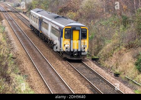 Ein British Rail Class 156 Super Sprinter Diesel Mehreinheit Zug. Stockfoto