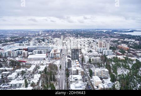 Luftaufnahme des Matinkyla-Viertels von Espoo, Finnland. Erster Schnee in der Stadt. Stockfoto