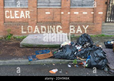 Verfallenere Fabriken und fliegenkippter Müll Linie Abberley Street in Cape Hill, Smethwick, West Midlands, Großbritannien Stockfoto