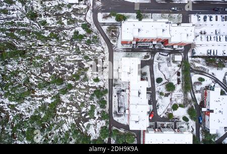 Luftaufnahme des Matinkyla-Viertels von Espoo, Finnland. Erster Schnee in der Stadt. Stockfoto