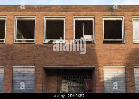 Verfallenere Fabriken und fliegenkippter Müll Linie Abberley Street in Cape Hill, Smethwick, West Midlands, Großbritannien Stockfoto