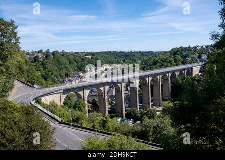 Dinan (Bretagne, Nordwestfrankreich): Überblick über das Viadukt und den Hafen am Ufer der Rance Stockfoto