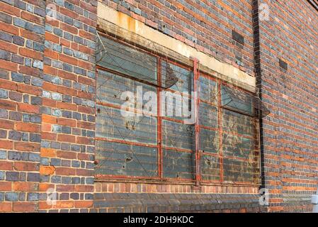 Verfallenere Fabriken und fliegenkippter Müll Linie Abberley Street in Cape Hill, Smethwick, West Midlands, Großbritannien Stockfoto