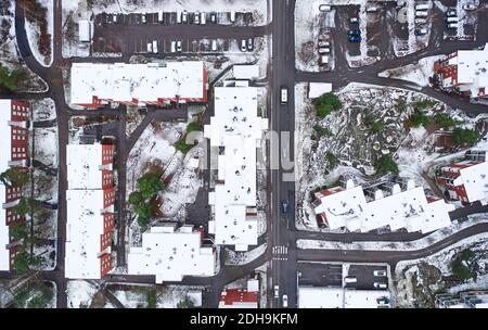 Luftaufnahme der Wohngebäude in Matinkyla Nachbarschaft von Espoo, Finnland. Erster Schnee in der Stadt. Stockfoto