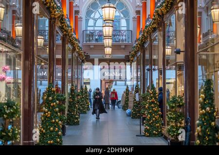 Bond Street, London, Großbritannien. 10 Dezember 2020. Trotz eines kalten und grauen Tages, Weihnachten festliche Fenster in der Royal Arcade in der Bond Street mit nur 15 Tage bis Weihnachten. Quelle: Malcolm Park/Alamy Live News. Stockfoto