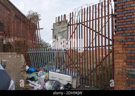 Verfallenere Fabriken und fliegenkippter Müll Linie Abberley Street in Cape Hill, Smethwick, West Midlands, Großbritannien Stockfoto