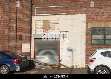 Verfallenere Fabriken und fliegenkippter Müll Linie Abberley Street in Cape Hill, Smethwick, West Midlands, Großbritannien Stockfoto