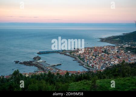 Sonnenaufgang Blick auf die südwestliche Küste von Galicien und die Stadt A Guarda an der Mündung des Flusses Minho Stockfoto
