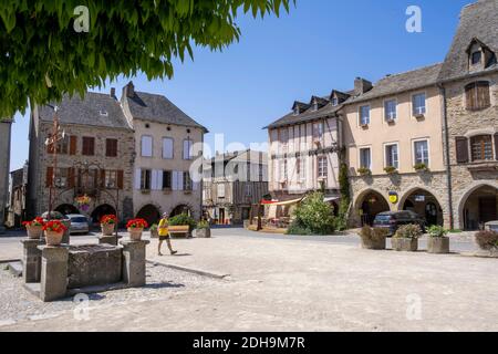 Sauveterre-de-Rouergue (Südfrankreich): Traditionelle Häuser auf dem Platz „Place des Arcades“. Fassaden von traditionellen Häusern und Bögen des ehemaligen Roy Stockfoto