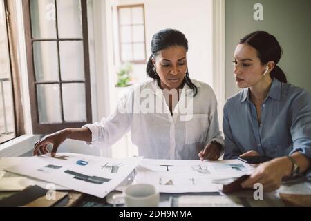 Designerinnen, die im Home Office am Tisch sitzen Stockfoto