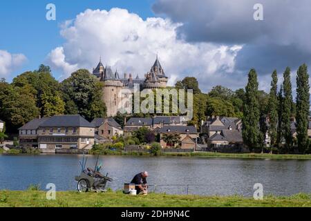 Combourg (Bretagne, Nordwestfrankreich): Überblick über die Stadt und ihr Schloss, Wiege der Romantik. Der Dichter Francois-Rene de Chateaubriand verbrachte p Stockfoto