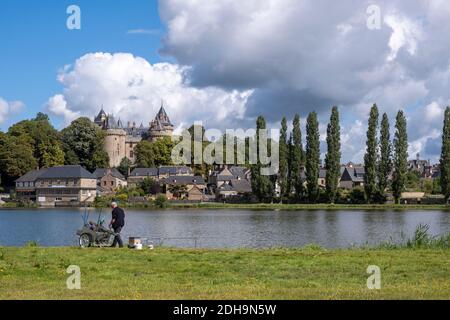 Combourg (Bretagne, Nordwestfrankreich): Überblick über die Stadt und ihr Schloss, Wiege der Romantik. Der Dichter Francois-Rene de Chateaubriand verbrachte p Stockfoto