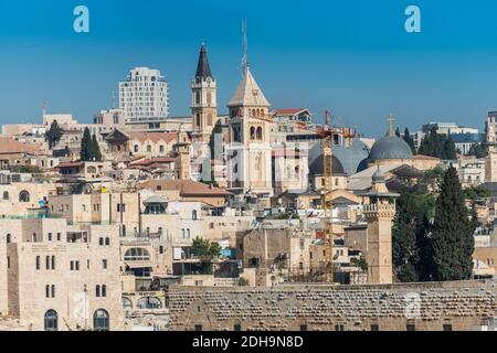 Historische Gebäude und Skylines mit Kirche des heiligen Grabes, Lutherische Kirche des Erlösers, Kloster des heiligen Retters, Blick vom Berg Oli Stockfoto