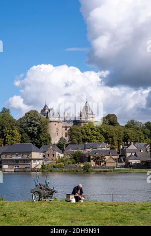 Combourg (Bretagne, Nordwestfrankreich): Überblick über die Stadt und ihr Schloss, Wiege der Romantik. Der Dichter Francois-Rene de Chateaubriand verbrachte p Stockfoto