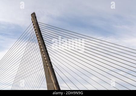 Eine Detailansicht der Ponte Dos Tirantes Brücke in Pontevedra Stockfoto