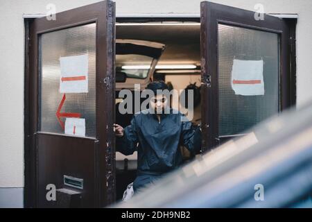 Weibliche Auto Mechaniker Türen der Werkstatt öffnen Stockfoto