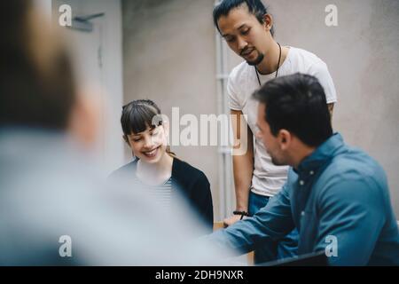 Multi-ethnische Computer-Programmierer diskutieren im Büro Stockfoto