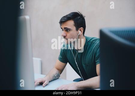 Computerprogrammierer mit Desktop-PC im Büro Stockfoto