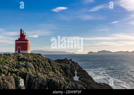 Blick auf den leuchtend roten Leuchtturm Punta Robaleira in Galicien Stockfoto