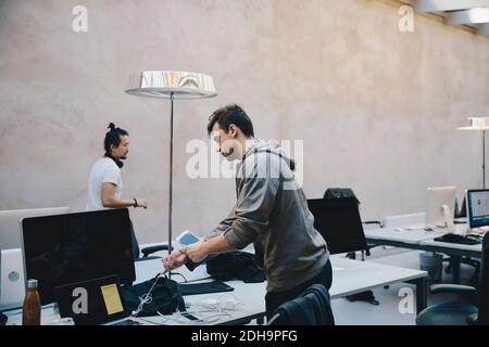 Seitenansicht der männlichen Computer-Programmierer arbeiten in kreativen Büro Stockfoto
