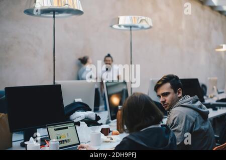 Computer-Programmierer diskutieren im kreativen Büro Stockfoto
