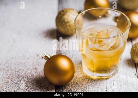 Whiskey auf den Felsen mit winterweihnachtsdekorationen. Selektiver Fokus. Geringe Schärfentiefe. Stockfoto