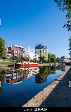 Rennes (Bretagne, Nordwestfrankreich): quay „Quai Saint-Cyr“ entlang des Flusses Vilaine. Überblick über das Gebäude „Cap Mail“ - nur redaktionelle Verwendung / man Stockfoto