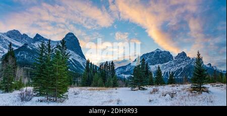 Schöne Naturkulisse bei Dämmerung in der Wintersaison. Himmel von rosa Wolken, schneebedeckte Berge Mount Rundle und Mount Lawrence Grassi Ha Ling Peak Stockfoto